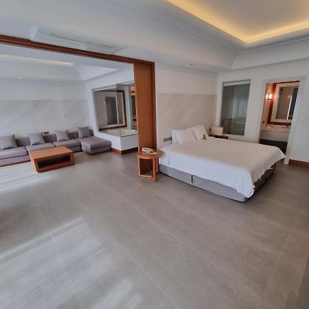 Pinegrove Hotel Gimhae Екстер'єр фото