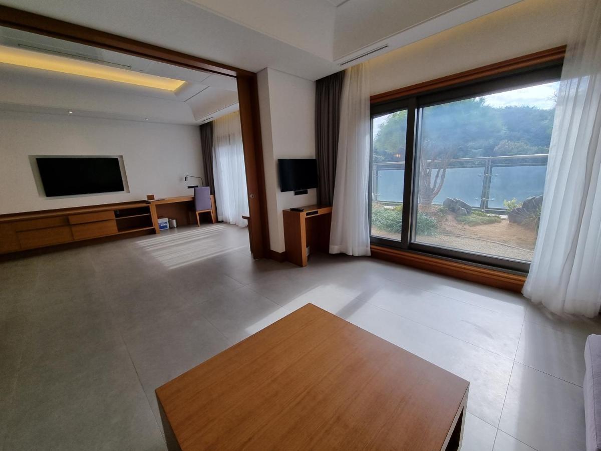 Pinegrove Hotel Gimhae Екстер'єр фото