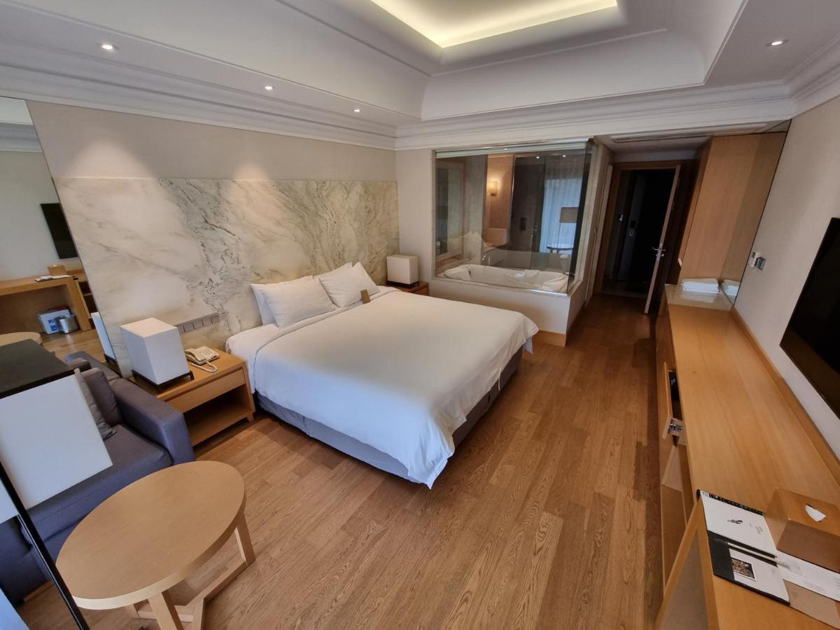 Pinegrove Hotel Gimhae Екстер'єр фото