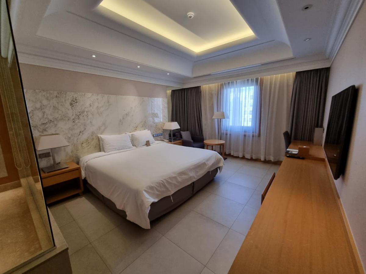 Pinegrove Hotel Gimhae Екстер'єр фото