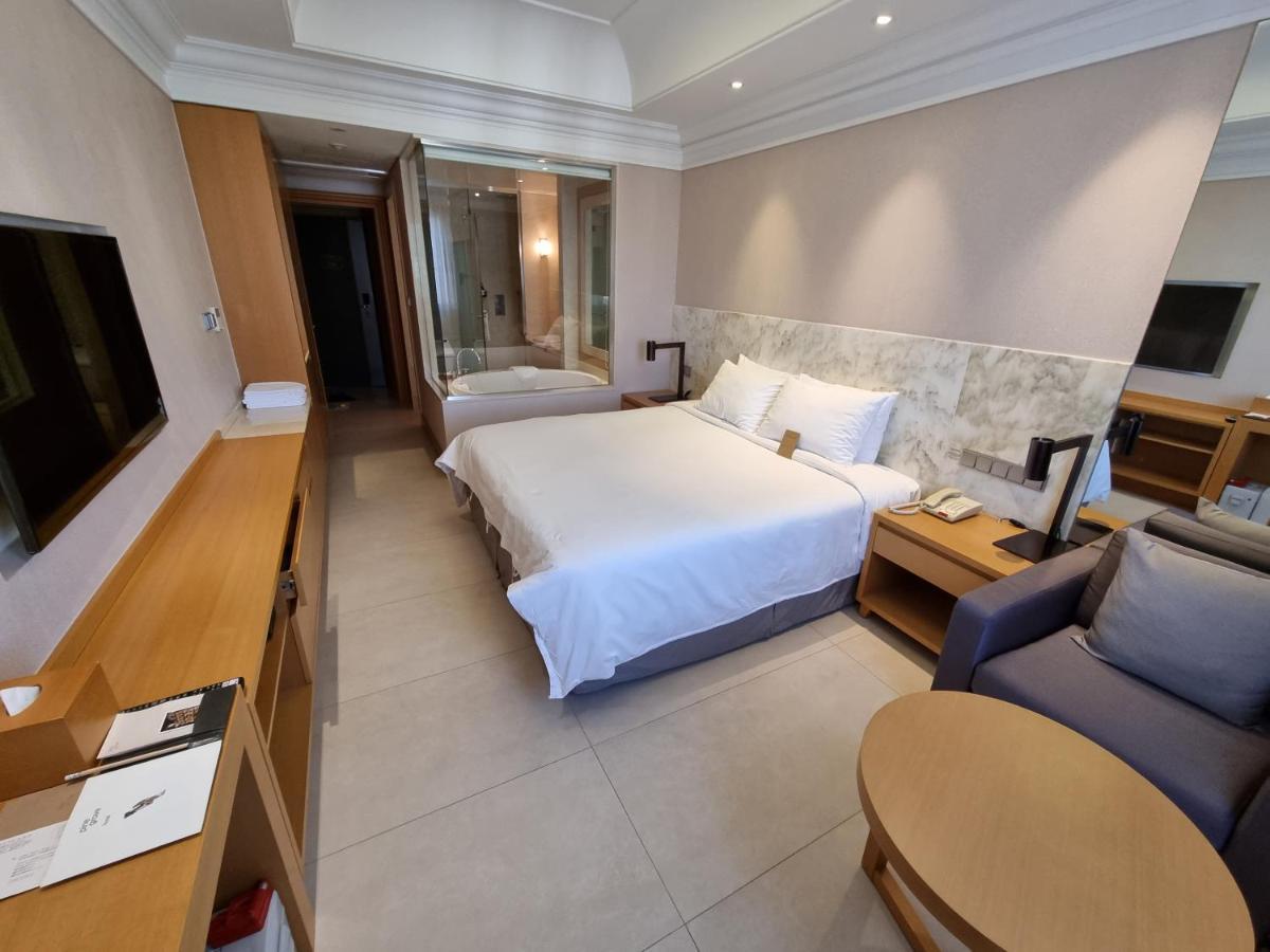 Pinegrove Hotel Gimhae Екстер'єр фото
